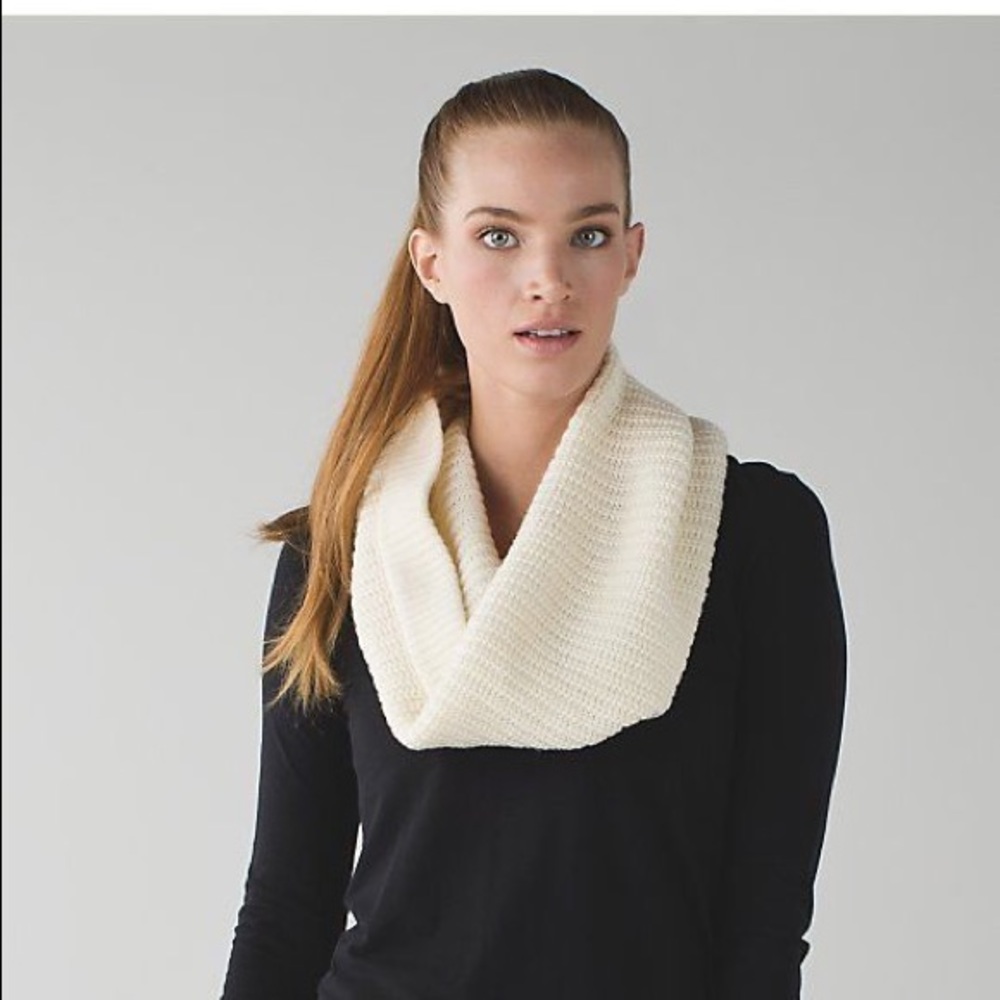 Lululemon Falling Freely Neck Warmer